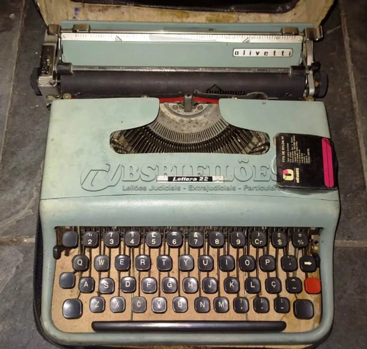 LOTE 438 - 01 MÁQUINA DE ESCREVER ANTIGA OLIVETT LETTERA 22. (NO ESTADO) ATENÇÃO! FAZER A VISITAÇÃO ANTES DE ARREMATAR, NÃO SABEMOS SE FUNCIONA, LEILÃO NÃO TEM GARANTIA E NEM DEVOLUÇÃO, SUJEITO A POSSÍVEIS AVARIAS VISÍVEIS/OCULTAS E/OU AUSÊNCIA DE COMPONENTES.