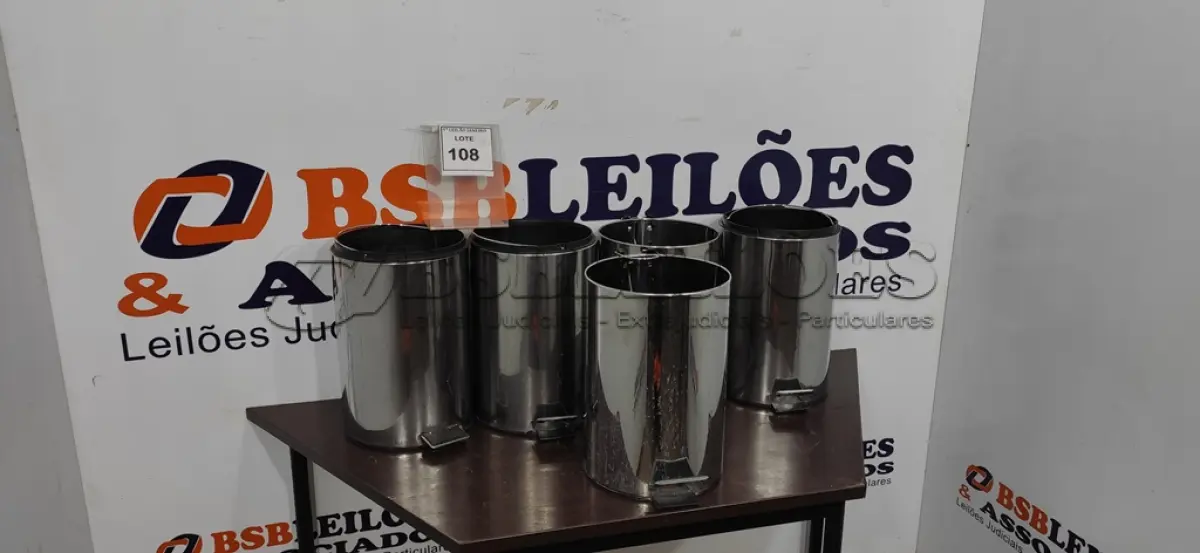 LOTE 108 - 05 LIXEIRAS EM INOX SEM TAMPA.  (NO ESTADO) ATENÇÃO! FAZER A VISITAÇÃO ANTES DE ARREMATAR, NÃO SABEMOS SE FUNCIONA. LEILÃO NÃO TEM GARANTIA E NEM DEVOLUÇÃO, SUJEITO A POSSÍVEIS AVARIAS VISÍVEIS/OCULTAS E/OU AUSÊNCIA DE COMPONENTES.
