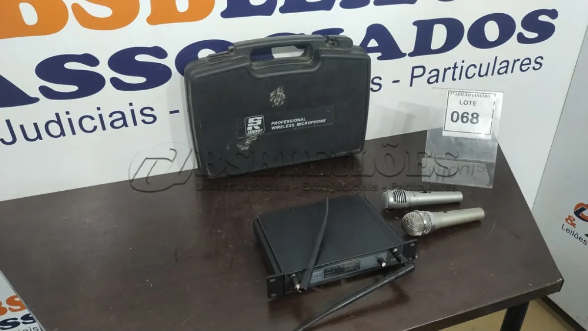 LOTE 068 - 01 CASE COM 02 MICROFONES E 01 RECEPTOR.  (NO ESTADO) ATENÇÃO! FAZER A VISITAÇÃO ANTES DE ARREMATAR, NÃO SABEMOS SE FUNCIONA. LEILÃO NÃO TEM GARANTIA E NEM DEVOLUÇÃO, SUJEITO A POSSÍVEIS AVARIAS VISÍVEIS/OCULTAS E/OU AUSÊNCIA DE COMPONENTES.