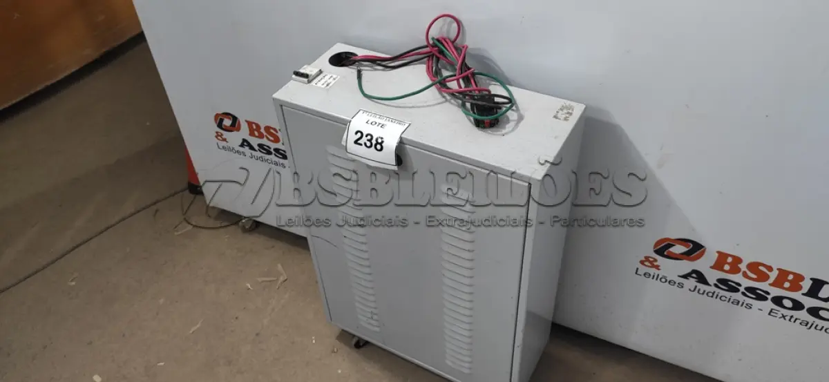 LOTE 238 - 01 BANCO DE BATERIAS COM 06 BATERIAS.  (NO ESTADO) ATENÇÃO! FAZER A VISITAÇÃO ANTES DE ARREMATAR, NÃO SABEMOS SE FUNCIONA. LEILÃO NÃO TEM GARANTIA E NEM DEVOLUÇÃO, SUJEITO A POSSÍVEIS AVARIAS VISÍVEIS/OCULTAS E/OU AUSÊNCIA DE COMPONENTES.