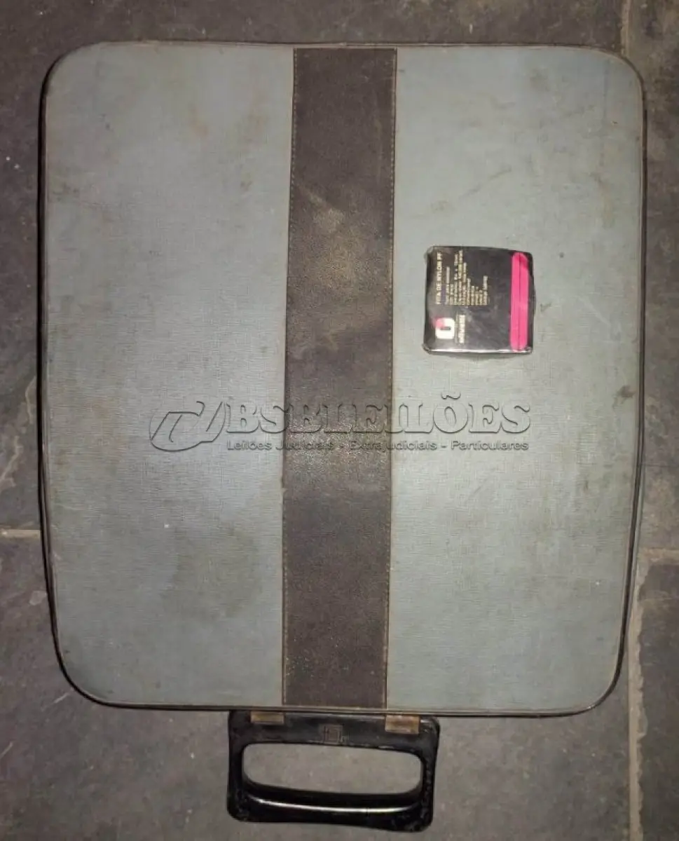 LOTE 438 - 01 MÁQUINA DE ESCREVER ANTIGA OLIVETT LETTERA 22. (NO ESTADO) ATENÇÃO! FAZER A VISITAÇÃO ANTES DE ARREMATAR, NÃO SABEMOS SE FUNCIONA, LEILÃO NÃO TEM GARANTIA E NEM DEVOLUÇÃO, SUJEITO A POSSÍVEIS AVARIAS VISÍVEIS/OCULTAS E/OU AUSÊNCIA DE COMPONENTES.
