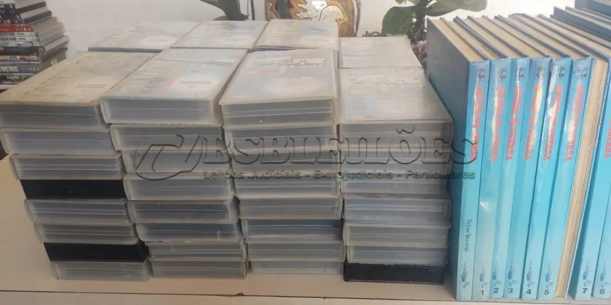 LOTE 493 - 01 COLEÇÃO AVIÕES DE COMBATE COM LIVROS E FITAS E COLEÇÃO COUSTEAU. (NO ESTADO) ATENÇÃO! FAZER A VISITAÇÃO ANTES DE ARREMATAR, NÃO SABEMOS SE FUNCIONA, LEILÃO NÃO TEM GARANTIA E NEM DEVOLUÇÃO, SUJEITO A POSSÍVEIS AVARIAS VISÍVEIS/OCULTAS E/OU AUSÊNCIA DE COMPONENTES.