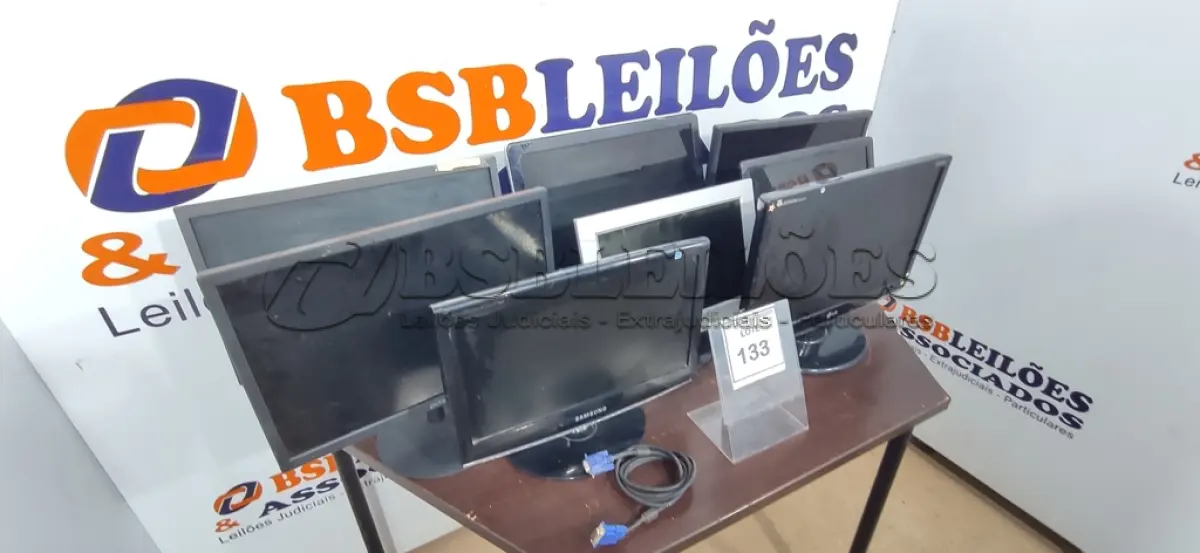 LOTE 133 - 08 MONITORES DE MARCAS E MODELOS DIVERSOS.  (NO ESTADO) ATENÇÃO! FAZER A VISITAÇÃO ANTES DE ARREMATAR, NÃO SABEMOS SE FUNCIONA. LEILÃO NÃO TEM GARANTIA E NEM DEVOLUÇÃO, SUJEITO A POSSÍVEIS AVARIAS VISÍVEIS/OCULTAS E/OU AUSÊNCIA DE COMPONENTES.