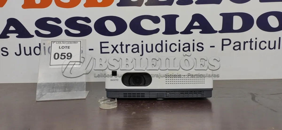 LOTE 059 - 01 PROJETOR SEM FONTE MARCA SANYO.  (NO ESTADO) ATENÇÃO! FAZER A VISITAÇÃO ANTES DE ARREMATAR, NÃO SABEMOS SE FUNCIONA. LEILÃO NÃO TEM GARANTIA E NEM DEVOLUÇÃO, SUJEITO A POSSÍVEIS AVARIAS VISÍVEIS/OCULTAS E/OU AUSÊNCIA DE COMPONENTES.