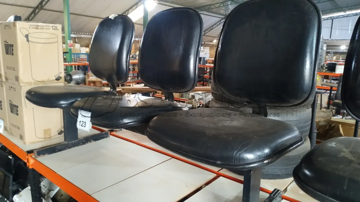 LOTE 123 - 01 CADEIRA DE ESPERA TIPO LONGARINA COM 03 LUGARES NA COR PRETA.  (NO ESTADO) ATENÇÃO! FAZER A VISITAÇÃO ANTES DE ARREMATAR, NÃO SABEMOS SE FUNCIONA. LEILÃO NÃO TEM GARANTIA E NEM DEVOLUÇÃO, SUJEITO A POSSÍVEIS AVARIAS VISÍVEIS/OCULTAS E/OU AUSÊNCIA DE COMPONENTES.