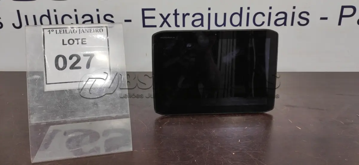 LOTE 027 - 01 TABLET SEM CARREGADOR MARCA MOTOROLA.  (NO ESTADO) ATENÇÃO! FAZER A VISITAÇÃO ANTES DE ARREMATAR, NÃO SABEMOS SE FUNCIONA. LEILÃO NÃO TEM GARANTIA E NEM DEVOLUÇÃO, SUJEITO A POSSÍVEIS AVARIAS VISÍVEIS/OCULTAS E/OU AUSÊNCIA DE COMPONENTES.