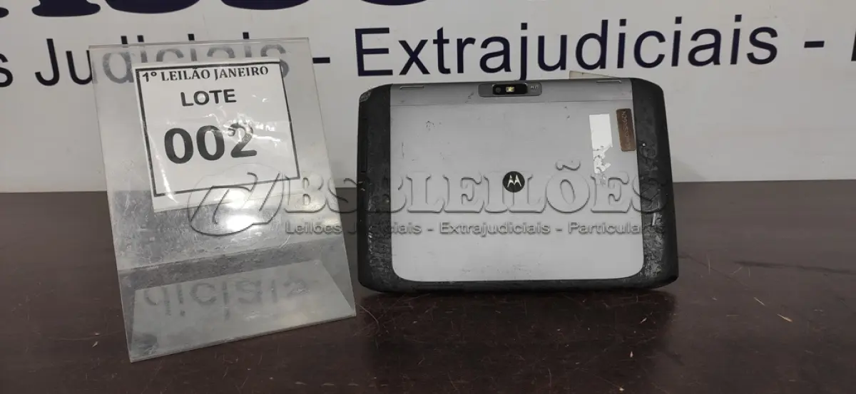 LOTE 002 - 01 TABLET SEM CARREGADOR MARCA MOTOROLA.  (NO ESTADO) ATENÇÃO! FAZER A VISITAÇÃO ANTES DE ARREMATAR, NÃO SABEMOS SE FUNCIONA. LEILÃO NÃO TEM GARANTIA E NEM DEVOLUÇÃO, SUJEITO A POSSÍVEIS AVARIAS VISÍVEIS/OCULTAS E/OU AUSÊNCIA DE COMPONENTES.