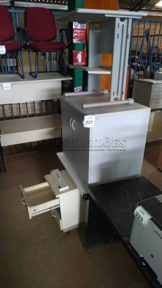 LOTE 221 - 01 ARMÁRIO BAIXO COM 02 PORTAS, 01 MESA PEQUENA COM ABERTURA CENTRAL NO TAMPO E 01 GAVETEIRO COM 03 GAVETAS.  (NO ESTADO) ATENÇÃO! FAZER A VISITAÇÃO ANTES DE ARREMATAR, NÃO SABEMOS SE FUNCIONA. LEILÃO NÃO TEM GARANTIA E NEM DEVOLUÇÃO, SUJEITO A POSSÍVEIS AVARIAS VISÍVEIS/OCULTAS E/OU AUSÊNCIA DE COMPONENTES.