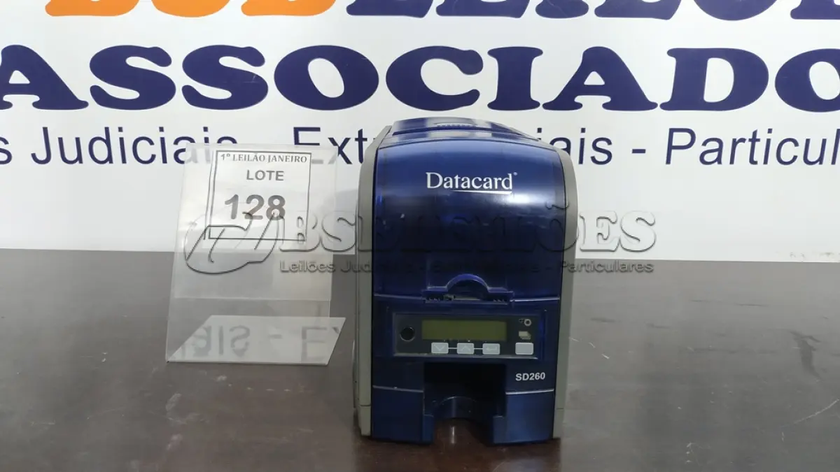 LOTE 128 - 01 IMPRESSORA DE ETIQUETAS SEM FONTE MARCA DATACARD.  (NO ESTADO) ATENÇÃO! FAZER A VISITAÇÃO ANTES DE ARREMATAR, NÃO SABEMOS SE FUNCIONA. LEILÃO NÃO TEM GARANTIA E NEM DEVOLUÇÃO, SUJEITO A POSSÍVEIS AVARIAS VISÍVEIS/OCULTAS E/OU AUSÊNCIA DE COMPONENTES.