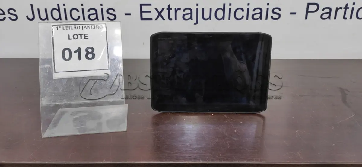 LOTE 018 - 01 TABLET SEM CARREGADOR MARCA MOTOROLA.  (NO ESTADO) ATENÇÃO! FAZER A VISITAÇÃO ANTES DE ARREMATAR, NÃO SABEMOS SE FUNCIONA. LEILÃO NÃO TEM GARANTIA E NEM DEVOLUÇÃO, SUJEITO A POSSÍVEIS AVARIAS VISÍVEIS/OCULTAS E/OU AUSÊNCIA DE COMPONENTES.