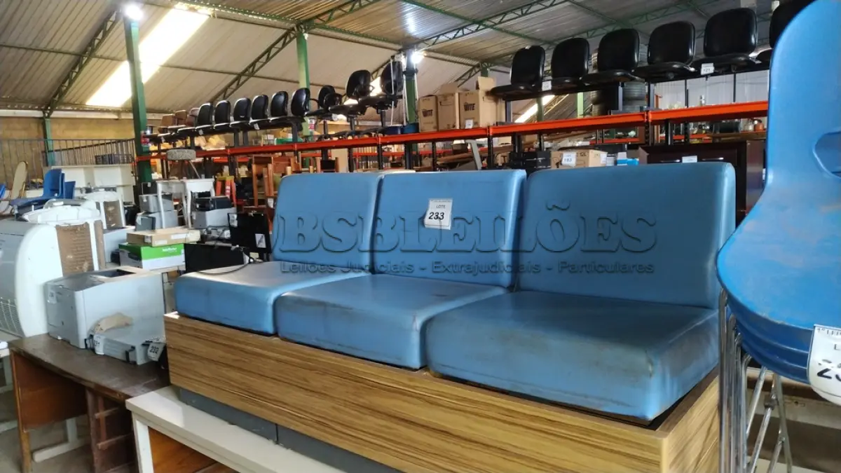 LOTE 233 - 01 SOFÁ DE ESPERA 03 LUGARES.  (NO ESTADO) ATENÇÃO! FAZER A VISITAÇÃO ANTES DE ARREMATAR, NÃO SABEMOS SE FUNCIONA. LEILÃO NÃO TEM GARANTIA E NEM DEVOLUÇÃO, SUJEITO A POSSÍVEIS AVARIAS VISÍVEIS/OCULTAS E/OU AUSÊNCIA DE COMPONENTES.