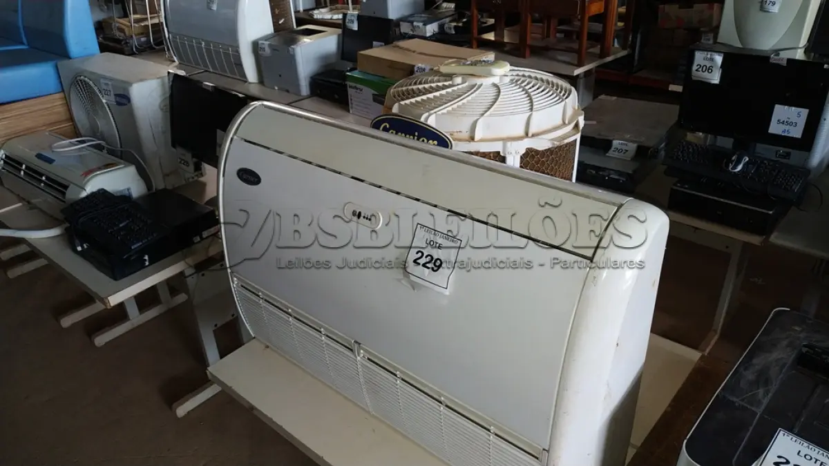 LOTE 229 - 01 AR CONDICIONADO MARCA CARRIER.  (NO ESTADO) ATENÇÃO! FAZER A VISITAÇÃO ANTES DE ARREMATAR, NÃO SABEMOS SE FUNCIONA. LEILÃO NÃO TEM GARANTIA E NEM DEVOLUÇÃO, SUJEITO A POSSÍVEIS AVARIAS VISÍVEIS/OCULTAS E/OU AUSÊNCIA DE COMPONENTES.