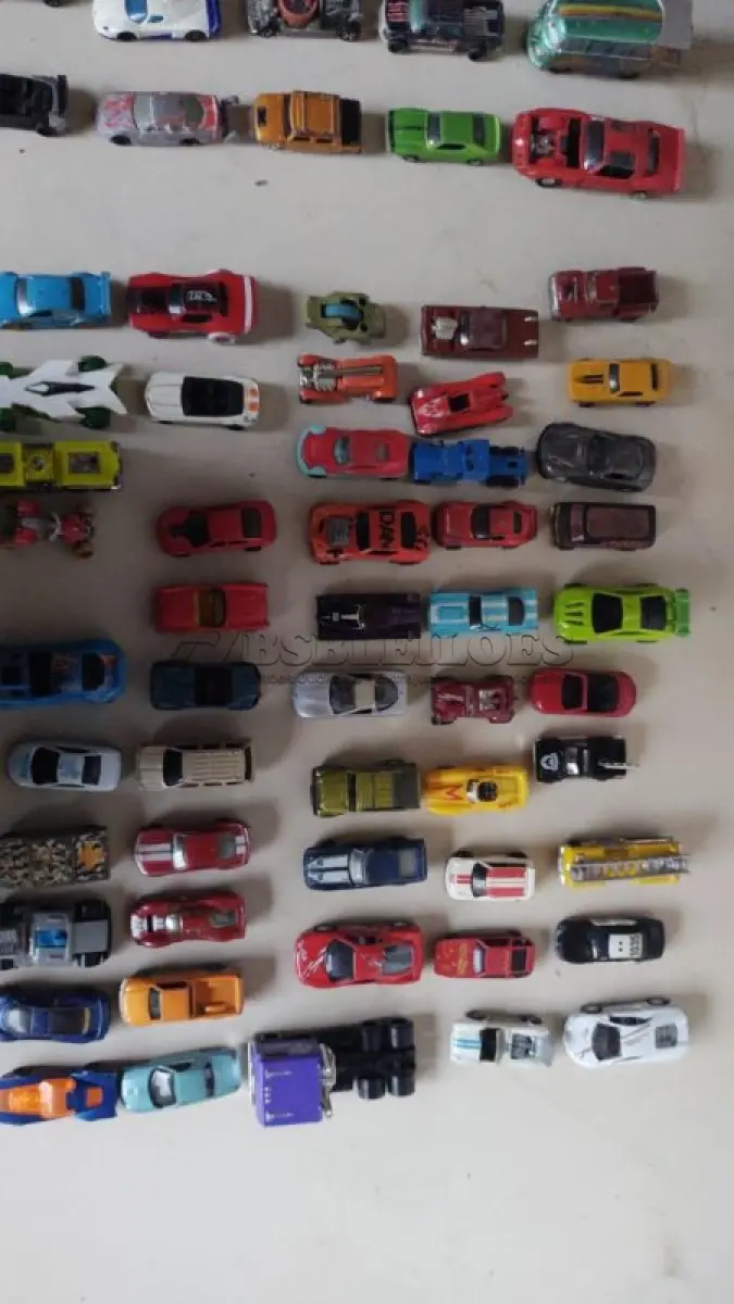 LOTE 460 - 100 CARRINHOS HOT WHEELS ANTIGOS  E OUTROS MODELOS. (NO ESTADO) ATENÇÃO! FAZER A VISITAÇÃO ANTES DE ARREMATAR, NÃO SABEMOS SE FUNCIONA, LEILÃO NÃO TEM GARANTIA E NEM DEVOLUÇÃO, SUJEITO A POSSÍVEIS AVARIAS VISÍVEIS/OCULTAS E/OU AUSÊNCIA DE COMPONENTES.
