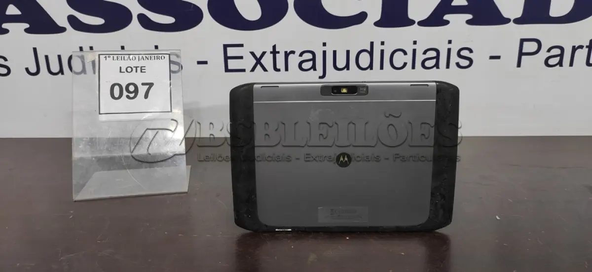 LOTE 097 - 01 TABLET SEM CARREGADOR MARCA MOTOROLA.  (NO ESTADO) ATENÇÃO! FAZER A VISITAÇÃO ANTES DE ARREMATAR, NÃO SABEMOS SE FUNCIONA. LEILÃO NÃO TEM GARANTIA E NEM DEVOLUÇÃO, SUJEITO A POSSÍVEIS AVARIAS VISÍVEIS/OCULTAS E/OU AUSÊNCIA DE COMPONENTES.