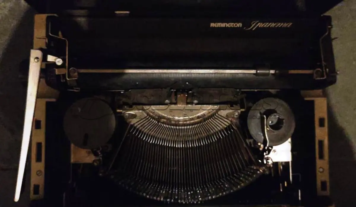 LOTE 443 - 01 MÁQUINA DE ESCREVER ANTIGA  REMINGTON YPANEMA. (NO ESTADO) ATENÇÃO! FAZER A VISITAÇÃO ANTES DE ARREMATAR, NÃO SABEMOS SE FUNCIONA, LEILÃO NÃO TEM GARANTIA E NEM DEVOLUÇÃO, SUJEITO A POSSÍVEIS AVARIAS VISÍVEIS/OCULTAS E/OU AUSÊNCIA DE COMPONENTES.
