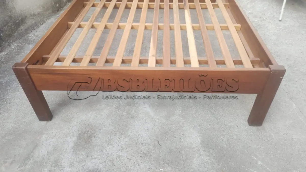 LOTE 525 - 01 CAMA DE CASAL MADEIRA MACIÇA LOJAS LÍDER ÓTIMA CAMA ESTRADO TAMBEM DE MADEIRA MACIÇA. (NO ESTADO) ATENÇÃO! FAZER A VISITAÇÃO ANTES DE ARREMATAR, NÃO SABEMOS SE FUNCIONA, LEILÃO NÃO TEM GARANTIA E NEM DEVOLUÇÃO, SUJEITO A POSSÍVEIS AVARIAS VISÍVEIS/OCULTAS E/OU AUSÊNCIA DE COMPONENTES.