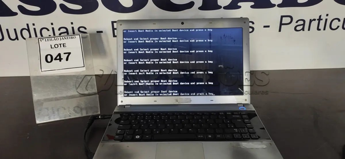 LOTE 047 - 01 NOTEBOOK SEM CARREGADOR MARCA SAMSUNG.  (NO ESTADO) ATENÇÃO! FAZER A VISITAÇÃO ANTES DE ARREMATAR, NÃO SABEMOS SE FUNCIONA. LEILÃO NÃO TEM GARANTIA E NEM DEVOLUÇÃO, SUJEITO A POSSÍVEIS AVARIAS VISÍVEIS/OCULTAS E/OU AUSÊNCIA DE COMPONENTES.