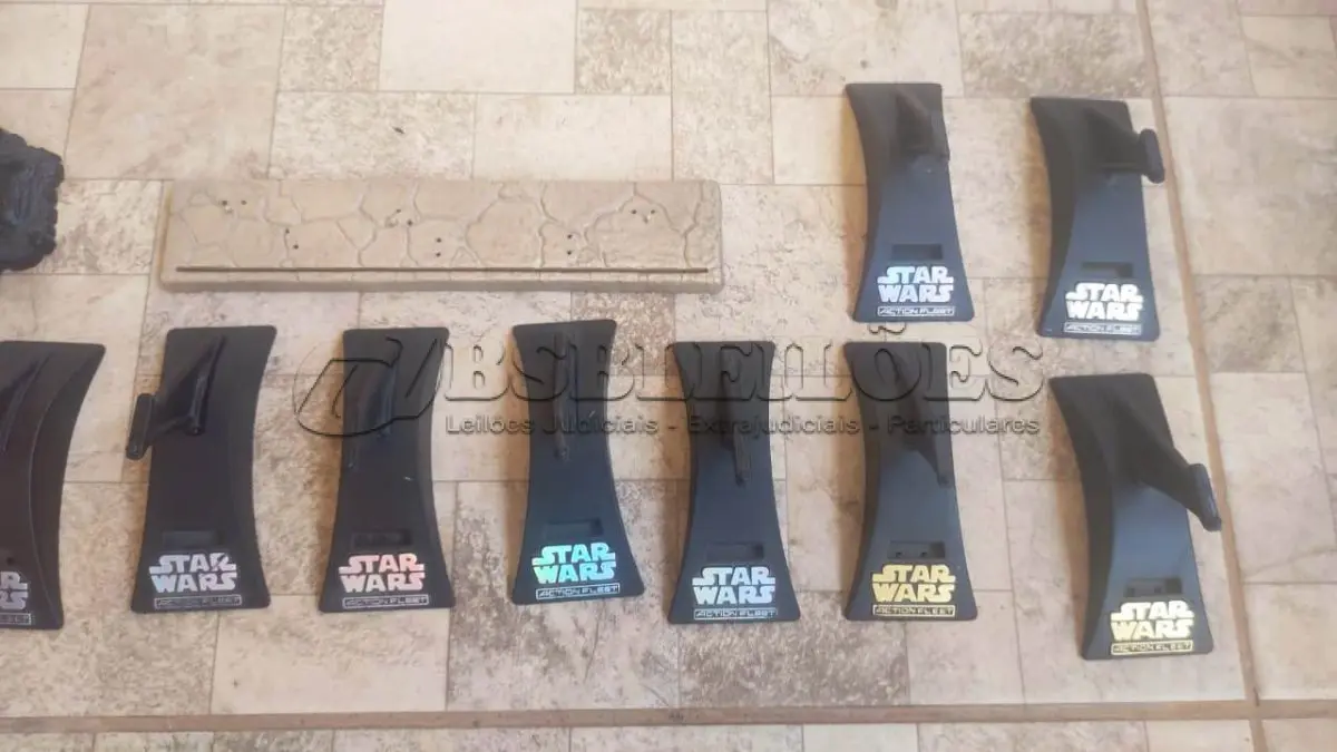 LOTE 350 - 01 LOTE COM ARMINHAS E SUPORTES PARA COLEÇOES STARS WARS. (NO ESTADO) ATENÇÃO! FAZER A VISITAÇÃO ANTES DE ARREMATAR, NÃO SABEMOS SE FUNCIONA, LEILÃO NÃO TEM GARANTIA E NEM DEVOLUÇÃO, SUJEITO A POSSÍVEIS AVARIAS VISÍVEIS/OCULTAS E/OU AUSÊNCIA DE COMPONENTES.