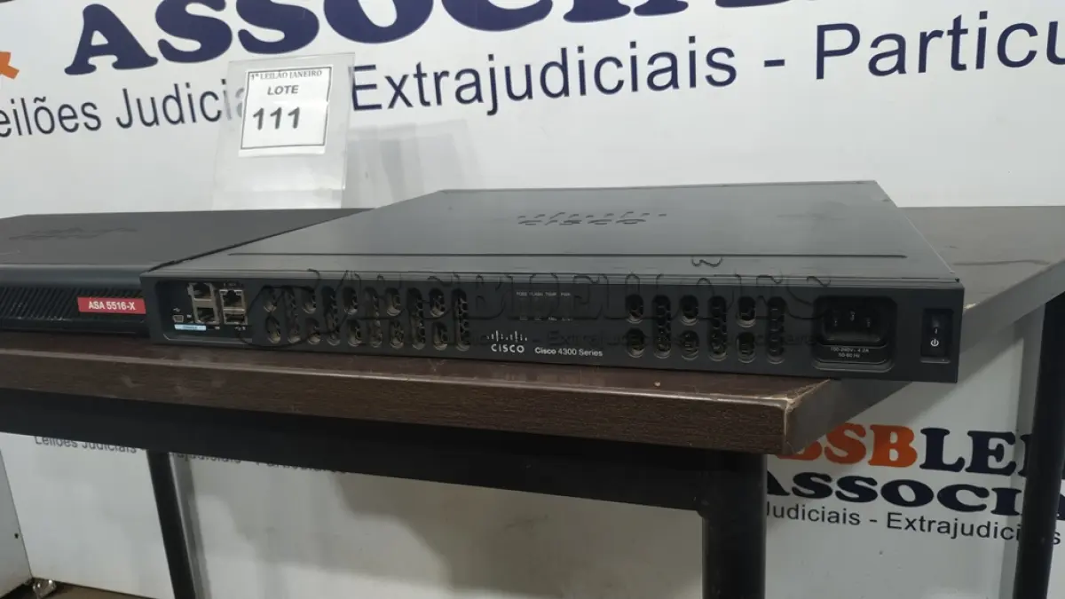 LOTE 111 - 02 ROTEADORES MARCA CISCO.  (NO ESTADO) ATENÇÃO! FAZER A VISITAÇÃO ANTES DE ARREMATAR, NÃO SABEMOS SE FUNCIONA. LEILÃO NÃO TEM GARANTIA E NEM DEVOLUÇÃO, SUJEITO A POSSÍVEIS AVARIAS VISÍVEIS/OCULTAS E/OU AUSÊNCIA DE COMPONENTES.