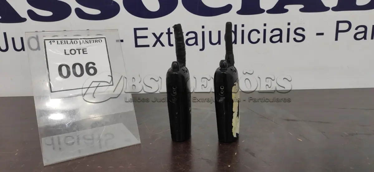 LOTE 006 - 02 RÁDIOS COMUNICADORES SEM CARREGADOR MARCA MOTOROLA.  (NO ESTADO) ATENÇÃO! FAZER A VISITAÇÃO ANTES DE ARREMATAR, NÃO SABEMOS SE FUNCIONA. LEILÃO NÃO TEM GARANTIA E NEM DEVOLUÇÃO, SUJEITO A POSSÍVEIS AVARIAS VISÍVEIS/OCULTAS E/OU AUSÊNCIA DE COMPONENTES.