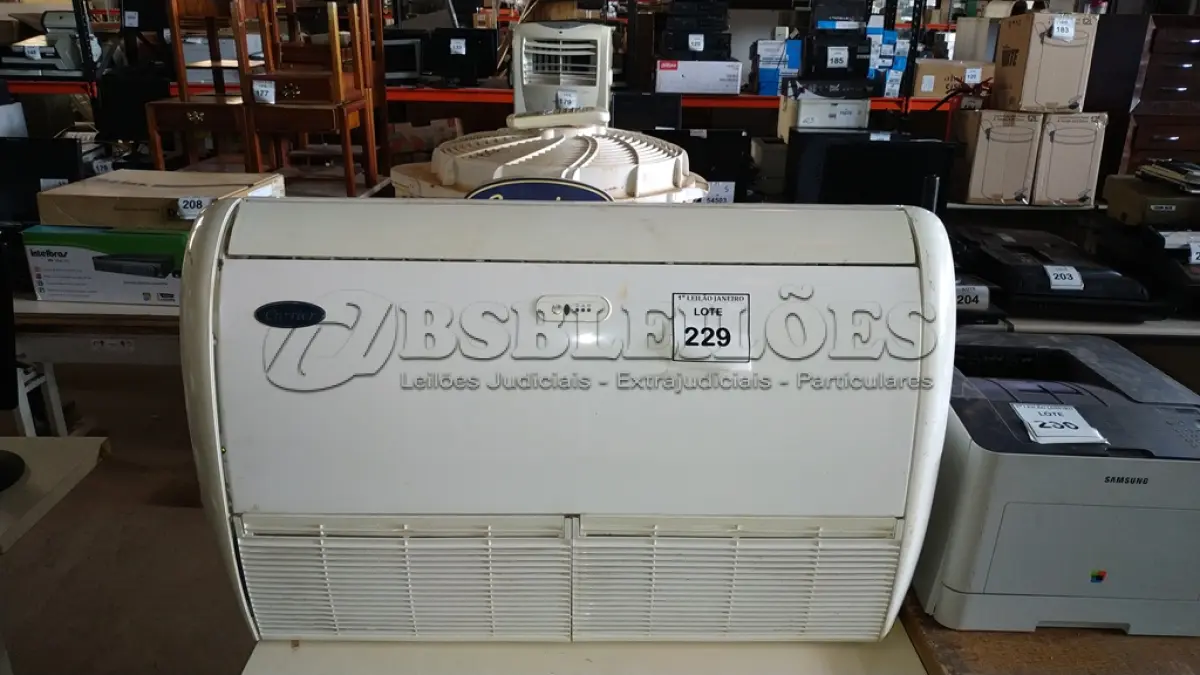 LOTE 229 - 01 AR CONDICIONADO MARCA CARRIER.  (NO ESTADO) ATENÇÃO! FAZER A VISITAÇÃO ANTES DE ARREMATAR, NÃO SABEMOS SE FUNCIONA. LEILÃO NÃO TEM GARANTIA E NEM DEVOLUÇÃO, SUJEITO A POSSÍVEIS AVARIAS VISÍVEIS/OCULTAS E/OU AUSÊNCIA DE COMPONENTES.