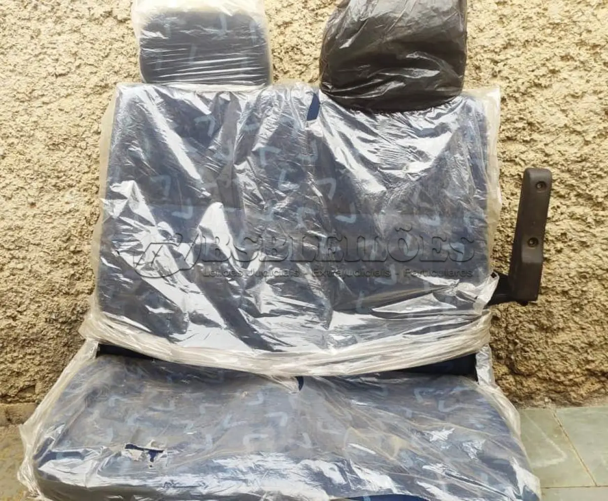 LOTE 450 - 01 BANCO PARA IVECO NOVO SEM USO. (NO ESTADO) ATENÇÃO! FAZER A VISITAÇÃO ANTES DE ARREMATAR, NÃO SABEMOS SE FUNCIONA, LEILÃO NÃO TEM GARANTIA E NEM DEVOLUÇÃO, SUJEITO A POSSÍVEIS AVARIAS VISÍVEIS/OCULTAS E/OU AUSÊNCIA DE COMPONENTES.