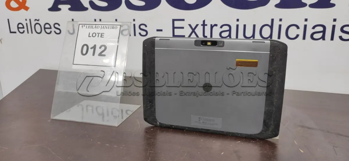 LOTE 012 - 01 TABLET SEM CARREGADOR MARCA MOTOROLA.  (NO ESTADO) ATENÇÃO! FAZER A VISITAÇÃO ANTES DE ARREMATAR, NÃO SABEMOS SE FUNCIONA. LEILÃO NÃO TEM GARANTIA E NEM DEVOLUÇÃO, SUJEITO A POSSÍVEIS AVARIAS VISÍVEIS/OCULTAS E/OU AUSÊNCIA DE COMPONENTES.
