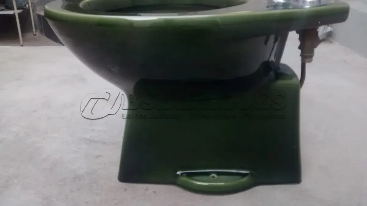 LOTE 516 - 01 BIDÊ PORCELANA ANTIGO VERDE ESCURO MESCLADO VERDE-ESCURO COMPLETO. (NO ESTADO) ATENÇÃO! FAZER A VISITAÇÃO ANTES DE ARREMATAR, NÃO SABEMOS SE FUNCIONA, LEILÃO NÃO TEM GARANTIA E NEM DEVOLUÇÃO, SUJEITO A POSSÍVEIS AVARIAS VISÍVEIS/OCULTAS E/OU AUSÊNCIA DE COMPONENTES.