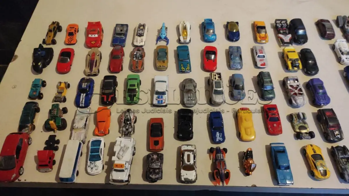 LOTE 462 - 100 CARRINHOS HOT WHEELS ANTIGOS  E OUTROS MODELOS. (NO ESTADO) ATENÇÃO! FAZER A VISITAÇÃO ANTES DE ARREMATAR, NÃO SABEMOS SE FUNCIONA, LEILÃO NÃO TEM GARANTIA E NEM DEVOLUÇÃO, SUJEITO A POSSÍVEIS AVARIAS VISÍVEIS/OCULTAS E/OU AUSÊNCIA DE COMPONENTES.