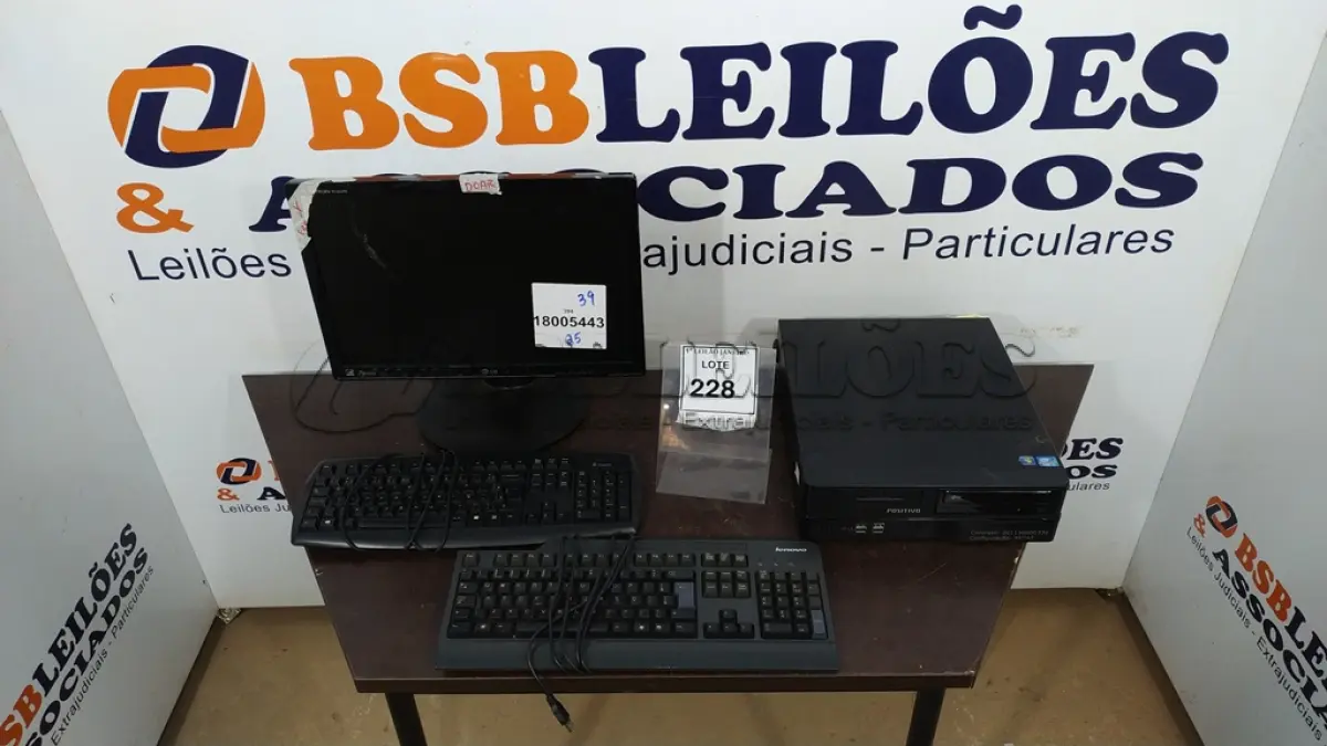 LOTE 228 - 01 CPU MARCA POSITIVO, 01 MONITOR MARCA LG E 02 TECLADOS.  (NO ESTADO) ATENÇÃO! FAZER A VISITAÇÃO ANTES DE ARREMATAR, NÃO SABEMOS SE FUNCIONA. LEILÃO NÃO TEM GARANTIA E NEM DEVOLUÇÃO, SUJEITO A POSSÍVEIS AVARIAS VISÍVEIS/OCULTAS E/OU AUSÊNCIA DE COMPONENTES.