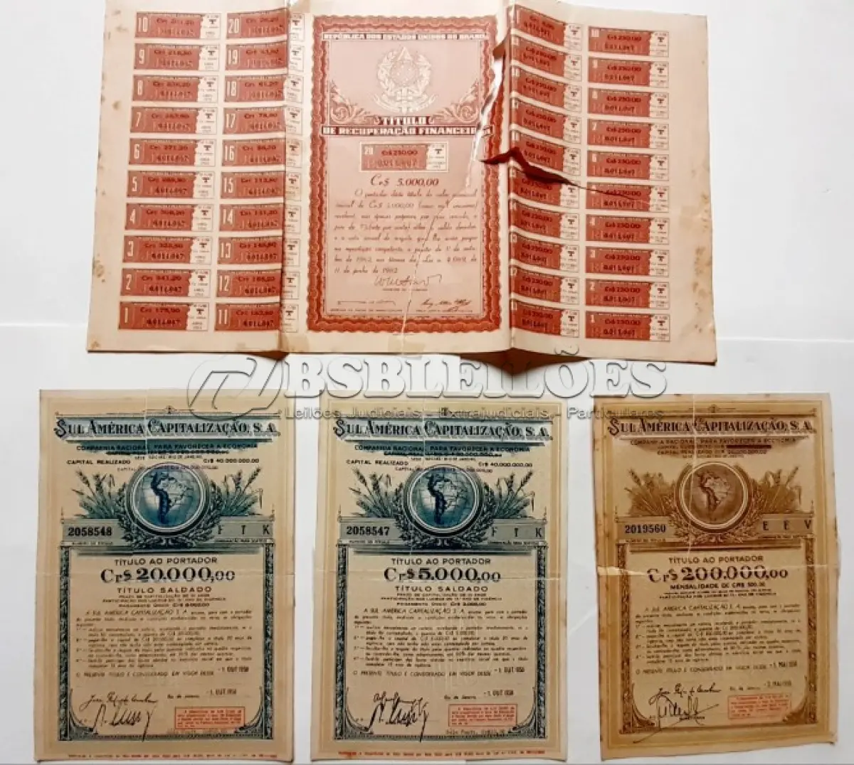 LOTE 475 - 01 APÓLICE REPÚBLICA DOS ESTADOS UNIDOS DO BRASIL Nº 105095 CR$50,00 RIO DE JANEIRO - POSSUI CUPONS BENS CONSERVADO E SUL AMÉRICA CAPITALIZAÇÃO - TÍTULO AO PORTADOR CR$ 5.000,00. (NO ESTADO) ATENÇÃO! FAZER A VISITAÇÃO ANTES DE ARREMATAR, NÃO SABEMOS SE FUNCIONA, LEILÃO NÃO TEM GARANTIA E NEM DEVOLUÇÃO, SUJEITO A POSSÍVEIS AVARIAS VISÍVEIS/OCULTAS E/OU AUSÊNCIA DE COMPONENTES.