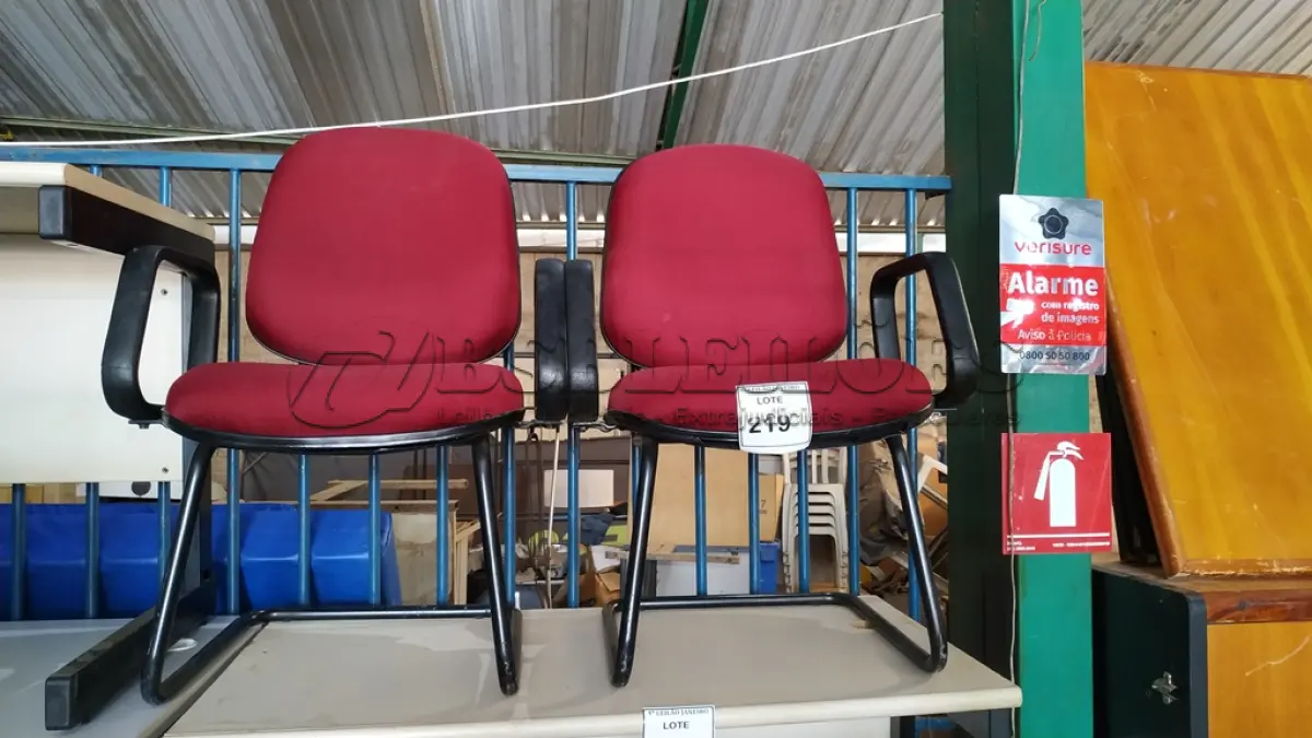 LOTE 219 - 02 CADEIRAS DE ESCRITÓRIO COM PÉS FIXOS NA COR VERMELHA.  (NO ESTADO) ATENÇÃO! FAZER A VISITAÇÃO ANTES DE ARREMATAR, NÃO SABEMOS SE FUNCIONA. LEILÃO NÃO TEM GARANTIA E NEM DEVOLUÇÃO, SUJEITO A POSSÍVEIS AVARIAS VISÍVEIS/OCULTAS E/OU AUSÊNCIA DE COMPONENTES.