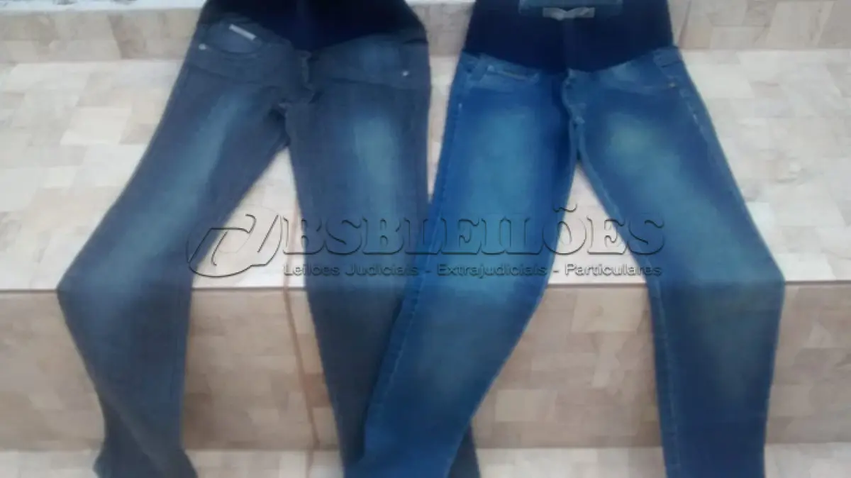 LOTE 520 - 01 LOTE COM 02 CALÇAS JEANS NOVAS FEMININAS SEM USO NUMEROS 36. (NO ESTADO) ATENÇÃO! FAZER A VISITAÇÃO ANTES DE ARREMATAR, NÃO SABEMOS SE FUNCIONA, LEILÃO NÃO TEM GARANTIA E NEM DEVOLUÇÃO, SUJEITO A POSSÍVEIS AVARIAS VISÍVEIS/OCULTAS E/OU AUSÊNCIA DE COMPONENTES.