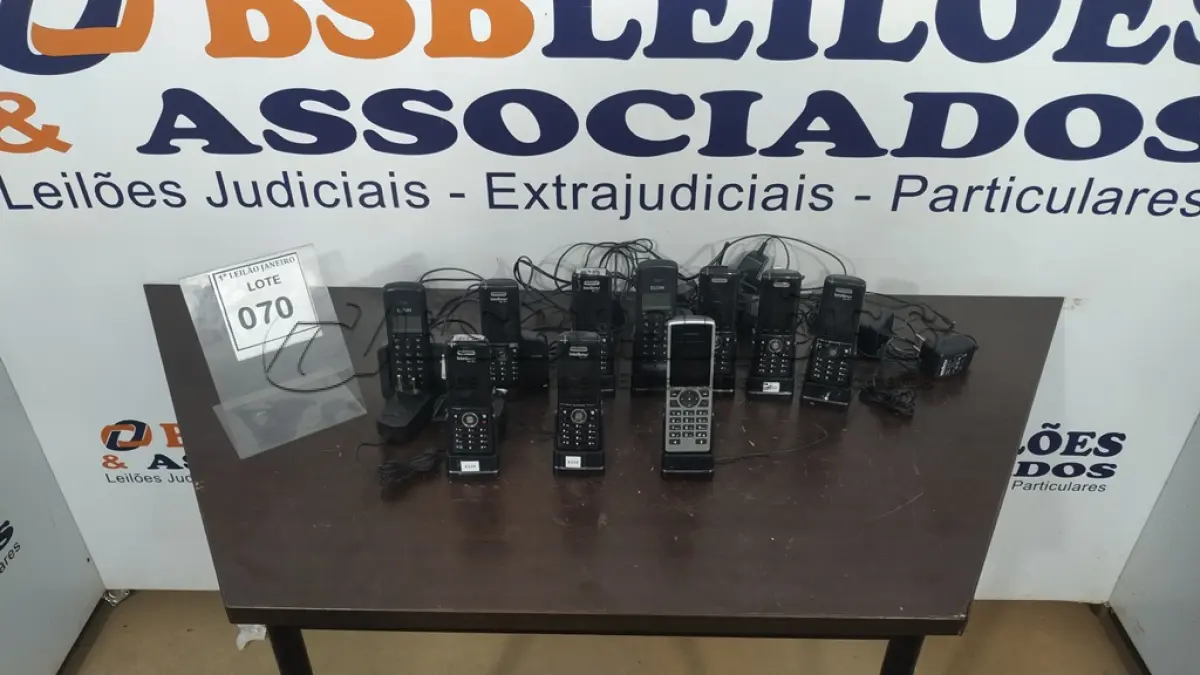 LOTE 070 - 10 APARELHOS DE TELEFONE DE MARCAS E MODELOS DIVERSOS.  (NO ESTADO) ATENÇÃO! FAZER A VISITAÇÃO ANTES DE ARREMATAR, NÃO SABEMOS SE FUNCIONA. LEILÃO NÃO TEM GARANTIA E NEM DEVOLUÇÃO, SUJEITO A POSSÍVEIS AVARIAS VISÍVEIS/OCULTAS E/OU AUSÊNCIA DE COMPONENTES.