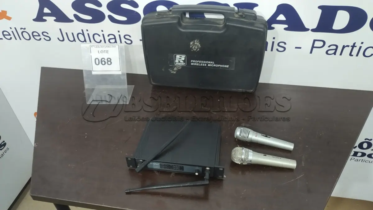 LOTE 068 - 01 CASE COM 02 MICROFONES E 01 RECEPTOR.  (NO ESTADO) ATENÇÃO! FAZER A VISITAÇÃO ANTES DE ARREMATAR, NÃO SABEMOS SE FUNCIONA. LEILÃO NÃO TEM GARANTIA E NEM DEVOLUÇÃO, SUJEITO A POSSÍVEIS AVARIAS VISÍVEIS/OCULTAS E/OU AUSÊNCIA DE COMPONENTES.