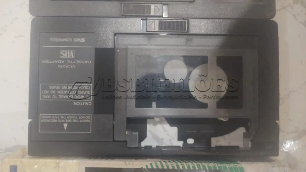 LOTE 500 - 01 LOTE COM DOIS ADAPTADORES DE FITA VHS DE FILMADORA PARA VIDEOCASSETE. (NO ESTADO) ATENÇÃO! FAZER A VISITAÇÃO ANTES DE ARREMATAR, NÃO SABEMOS SE FUNCIONA, LEILÃO NÃO TEM GARANTIA E NEM DEVOLUÇÃO, SUJEITO A POSSÍVEIS AVARIAS VISÍVEIS/OCULTAS E/OU AUSÊNCIA DE COMPONENTES.