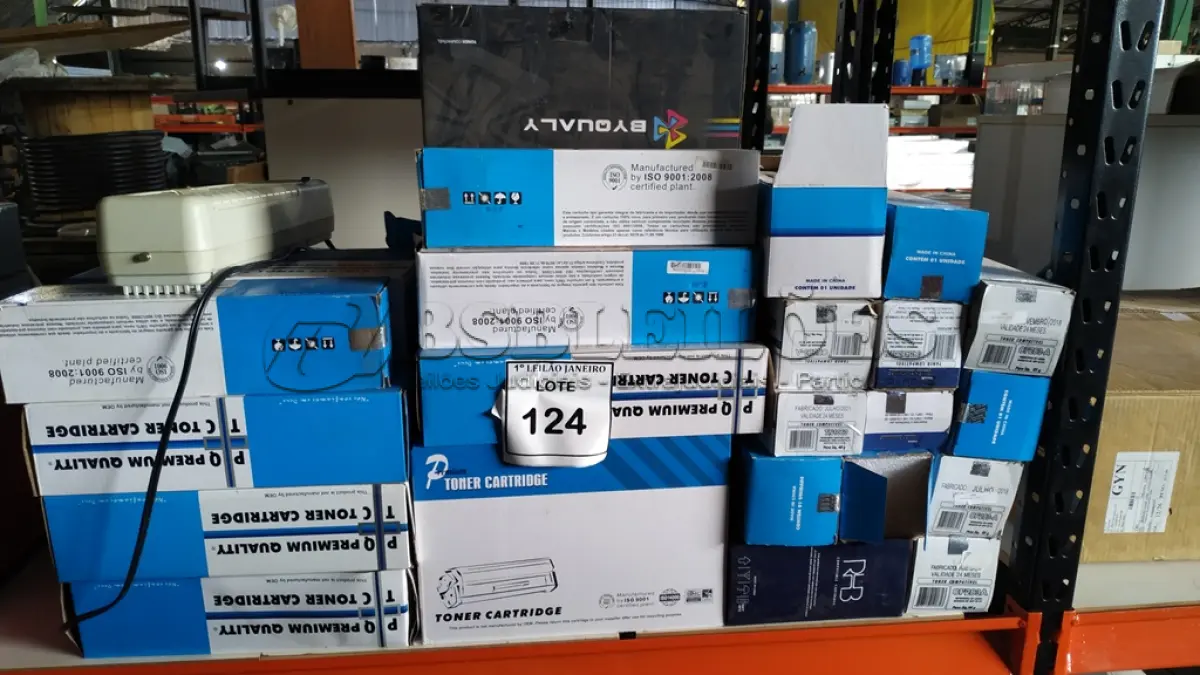 LOTE 124 - 01 FRAGMENTADORA DE PAPEL E GRANDE QUANTIDADE DE TONNERS DE IMPRESSORAS MARCAS E MODELOS DIVERSOS.  (NO ESTADO) ATENÇÃO! FAZER A VISITAÇÃO ANTES DE ARREMATAR, NÃO SABEMOS SE FUNCIONA. LEILÃO NÃO TEM GARANTIA E NEM DEVOLUÇÃO, SUJEITO A POSSÍVEIS AVARIAS VISÍVEIS/OCULTAS E/OU AUSÊNCIA DE COMPONENTES.