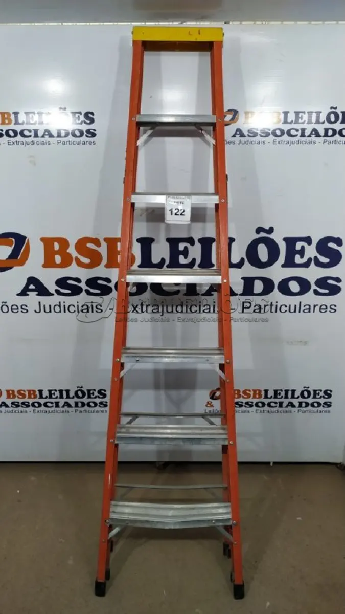 LOTE 122 - 01 ESCADA DE FIBRA COM 06 DEGRAUS DE ALUMÍNIO.  (NO ESTADO) ATENÇÃO! FAZER A VISITAÇÃO ANTES DE ARREMATAR, NÃO SABEMOS SE FUNCIONA. LEILÃO NÃO TEM GARANTIA E NEM DEVOLUÇÃO, SUJEITO A POSSÍVEIS AVARIAS VISÍVEIS/OCULTAS E/OU AUSÊNCIA DE COMPONENTES.