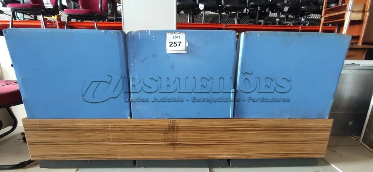 LOTE 257 - 01 SOFÁ DE ESPERA COM 03 LUGARES.  (NO ESTADO) ATENÇÃO! FAZER A VISITAÇÃO ANTES DE ARREMATAR, NÃO SABEMOS SE FUNCIONA. LEILÃO NÃO TEM GARANTIA E NEM DEVOLUÇÃO, SUJEITO A POSSÍVEIS AVARIAS VISÍVEIS/OCULTAS E/OU AUSÊNCIA DE COMPONENTES.