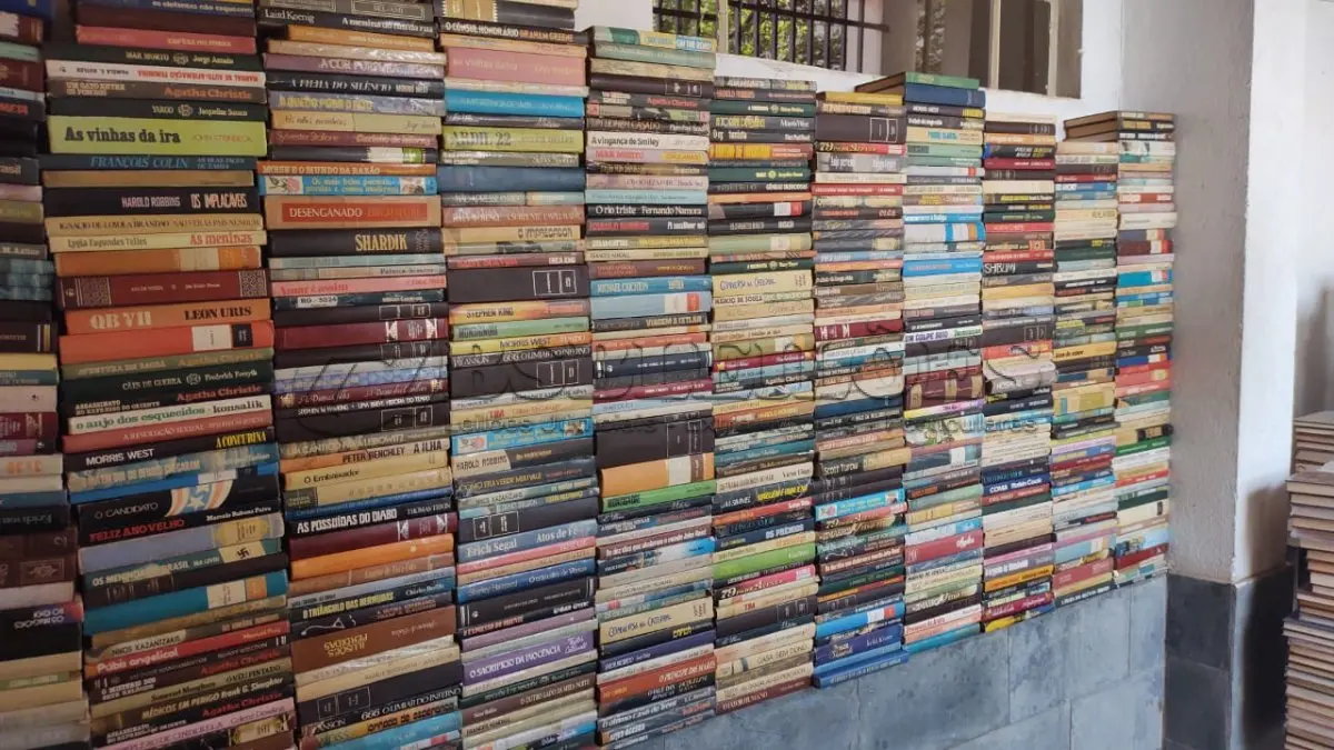 LOTE 463 - 01 RARA COLEÇÃO LIVROS CÍRCULO DO LIVRO COM 530 LIVROS RAROS DE ACHAR UMA COLEÇAO DESSA COM TANTOS LIVROS ASSIM. (NO ESTADO) ATENÇÃO! FAZER A VISITAÇÃO ANTES DE ARREMATAR, NÃO SABEMOS SE FUNCIONA, LEILÃO NÃO TEM GARANTIA E NEM DEVOLUÇÃO, SUJEITO A POSSÍVEIS AVARIAS VISÍVEIS/OCULTAS E/OU AUSÊNCIA DE COMPONENTES.