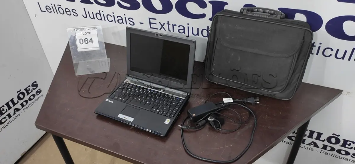LOTE 064 - 01 NOTEBOOK COM FONTE E MALETA MARCA ITAUTEC.  (NO ESTADO) ATENÇÃO! FAZER A VISITAÇÃO ANTES DE ARREMATAR, NÃO SABEMOS SE FUNCIONA. LEILÃO NÃO TEM GARANTIA E NEM DEVOLUÇÃO, SUJEITO A POSSÍVEIS AVARIAS VISÍVEIS/OCULTAS E/OU AUSÊNCIA DE COMPONENTES.
