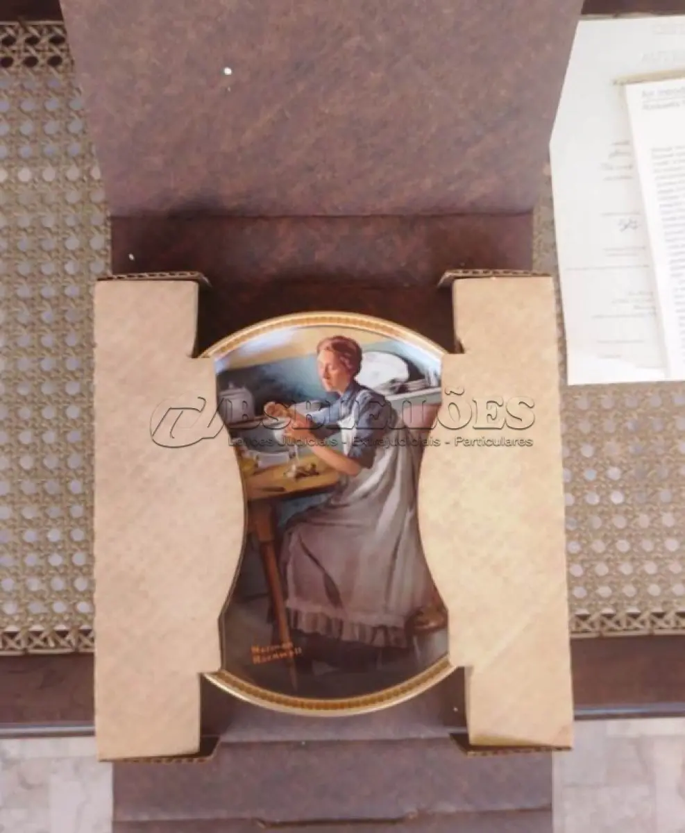 LOTE 342 - 01 PRATO DE COLECIONADOR VINTAGE NORMAN ROCKWELL "WORKING IN THE KITCHEN" "EM PORTUGUES TRABALHANDO NA COZINHA", EDIÇÃO 9 DA COLEÇÃO 'MULHERES REDESCOBERTAS DE ROCKWELL'.A ARTISTA MAIS AMADA DOS ESTADOS UNIDOS APRESENTA UMA SÉRIE INTITULADA "MULHERES REDESCOBERTAS DE ROCKWELL". ESTA É A NONA EDIÇÃO DA SÉRIE “TRABALHANDO NA COZINHA”.PRATO DE NUMERO 1003 K DA EDIÇÃO LIMITADA. EDWIN M, KNOWLES FINE CHINA, NÚMERO BRADEX 84-R70-4.9. COM CERTIFICADO DE AUTENTICIDADE E HISTÓRICO ESCRITO DA IMAGEM DA PLACA INCLUÍDOS. COM DIÂMETRO DE 21 CM CAIXA ORIGINAL. PRATO COM NOTA FISCAL DA ÉPOCA COMPRADO EM 13/09/1983.EM EXCELENTE ESTADO. O SUPORTE DO PRATO NÃO ESTÁ INCLUÍDO. PEÇA COMPRADA EM GARAGEM DE ANTIGUIDADES NOS EUA. SUPORTE PARA PRATO NÃO INCLUÍDO NESTA VENDA. (NO ESTADO) ATENÇÃO! FAZER A VISITAÇÃO ANTES DE ARREMATAR, NÃO SABEMOS SE FUNCIONA, LEILÃO NÃO TEM GARANTIA E NEM DEVOLUÇÃO, SUJEITO A POSSÍVEIS AVARIAS VISÍVEIS/OCULTAS E/OU AUSÊNCIA DE COMPONENTES.