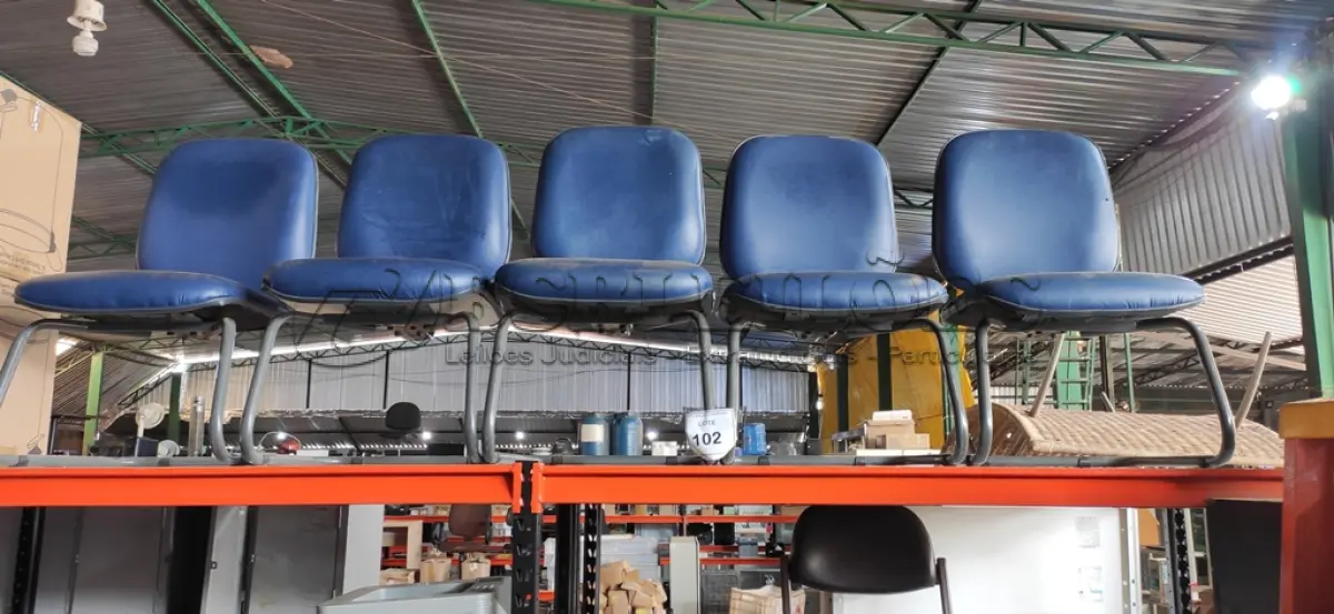 LOTE 102 - 05 CADEIRAS DE PÉS FIXOS.  (NO ESTADO) ATENÇÃO! FAZER A VISITAÇÃO ANTES DE ARREMATAR, NÃO SABEMOS SE FUNCIONA. LEILÃO NÃO TEM GARANTIA E NEM DEVOLUÇÃO, SUJEITO A POSSÍVEIS AVARIAS VISÍVEIS/OCULTAS E/OU AUSÊNCIA DE COMPONENTES.