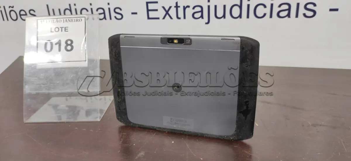 LOTE 018 - 01 TABLET SEM CARREGADOR MARCA MOTOROLA.  (NO ESTADO) ATENÇÃO! FAZER A VISITAÇÃO ANTES DE ARREMATAR, NÃO SABEMOS SE FUNCIONA. LEILÃO NÃO TEM GARANTIA E NEM DEVOLUÇÃO, SUJEITO A POSSÍVEIS AVARIAS VISÍVEIS/OCULTAS E/OU AUSÊNCIA DE COMPONENTES.
