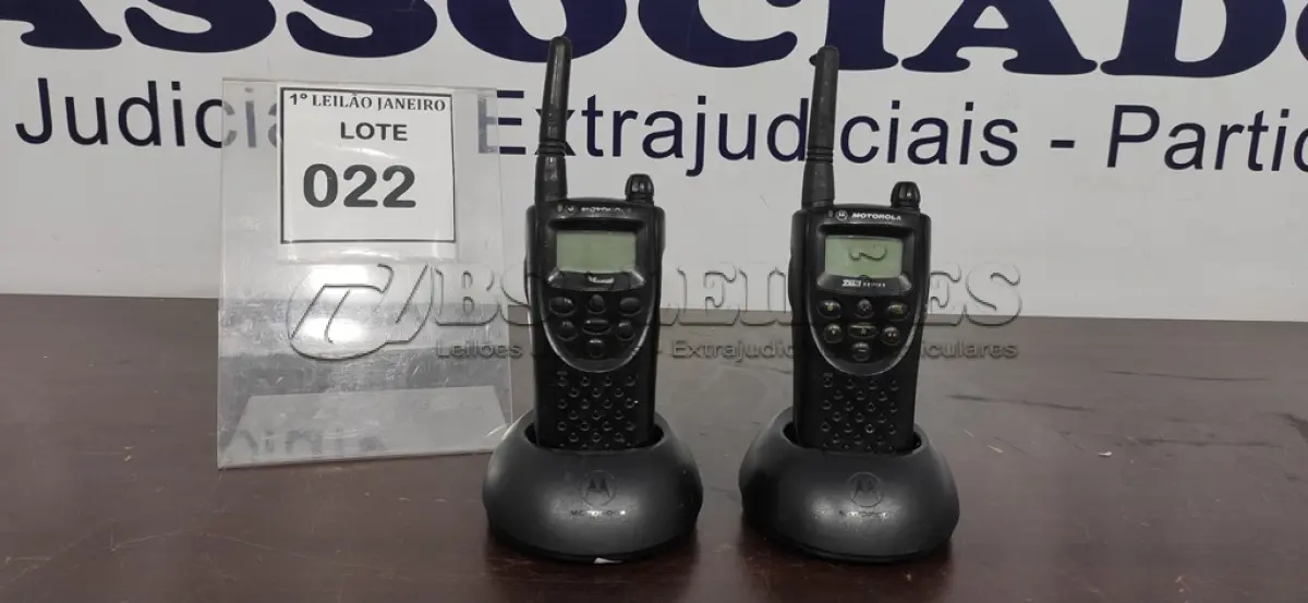 LOTE 022 - 02 RÁDIOS COMUNICADORES COM 02 BASES DE CARREGADOR MACA MOTOROLA.  (NO ESTADO) ATENÇÃO! FAZER A VISITAÇÃO ANTES DE ARREMATAR, NÃO SABEMOS SE FUNCIONA. LEILÃO NÃO TEM GARANTIA E NEM DEVOLUÇÃO, SUJEITO A POSSÍVEIS AVARIAS VISÍVEIS/OCULTAS E/OU AUSÊNCIA DE COMPONENTES.