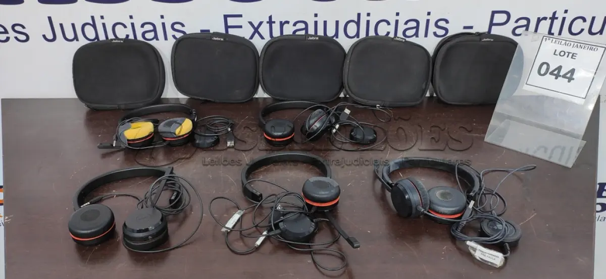 LOTE 044 - 05 HEADSETS MARCA JABRA.  (NO ESTADO) ATENÇÃO! FAZER A VISITAÇÃO ANTES DE ARREMATAR, NÃO SABEMOS SE FUNCIONA. LEILÃO NÃO TEM GARANTIA E NEM DEVOLUÇÃO, SUJEITO A POSSÍVEIS AVARIAS VISÍVEIS/OCULTAS E/OU AUSÊNCIA DE COMPONENTES.