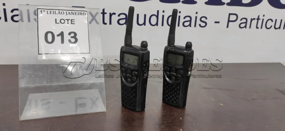 LOTE 013 - 02 RÁDIOS COMUNICADORES SEM CARREGADOR MARCA MOTOROLA.  (NO ESTADO) ATENÇÃO! FAZER A VISITAÇÃO ANTES DE ARREMATAR, NÃO SABEMOS SE FUNCIONA. LEILÃO NÃO TEM GARANTIA E NEM DEVOLUÇÃO, SUJEITO A POSSÍVEIS AVARIAS VISÍVEIS/OCULTAS E/OU AUSÊNCIA DE COMPONENTES.