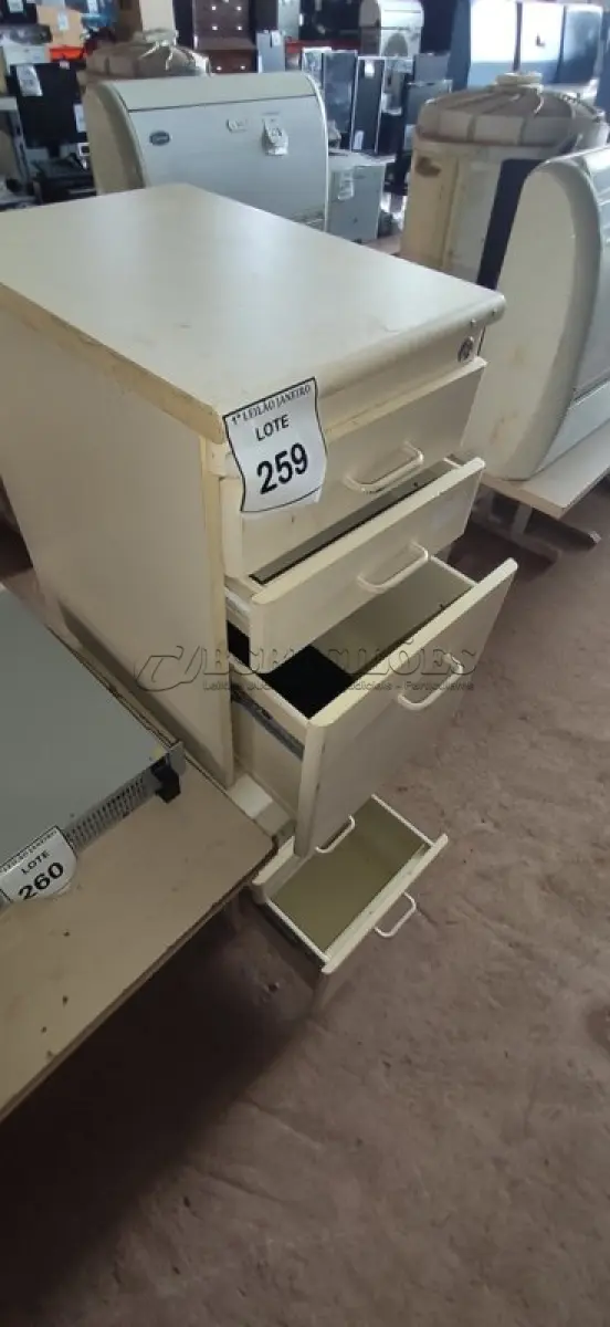 LOTE 259 - 02 GAVETEIROS EM MADEIRA COM 03 GAVETAS CADA.  (NO ESTADO) ATENÇÃO! FAZER A VISITAÇÃO ANTES DE ARREMATAR, NÃO SABEMOS SE FUNCIONA. LEILÃO NÃO TEM GARANTIA E NEM DEVOLUÇÃO, SUJEITO A POSSÍVEIS AVARIAS VISÍVEIS/OCULTAS E/OU AUSÊNCIA DE COMPONENTES.
