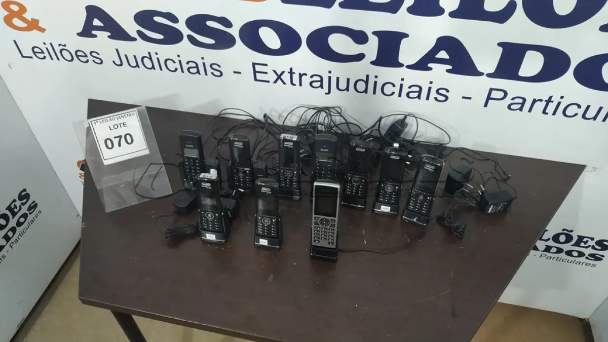 LOTE 070 - 10 APARELHOS DE TELEFONE DE MARCAS E MODELOS DIVERSOS.  (NO ESTADO) ATENÇÃO! FAZER A VISITAÇÃO ANTES DE ARREMATAR, NÃO SABEMOS SE FUNCIONA. LEILÃO NÃO TEM GARANTIA E NEM DEVOLUÇÃO, SUJEITO A POSSÍVEIS AVARIAS VISÍVEIS/OCULTAS E/OU AUSÊNCIA DE COMPONENTES.