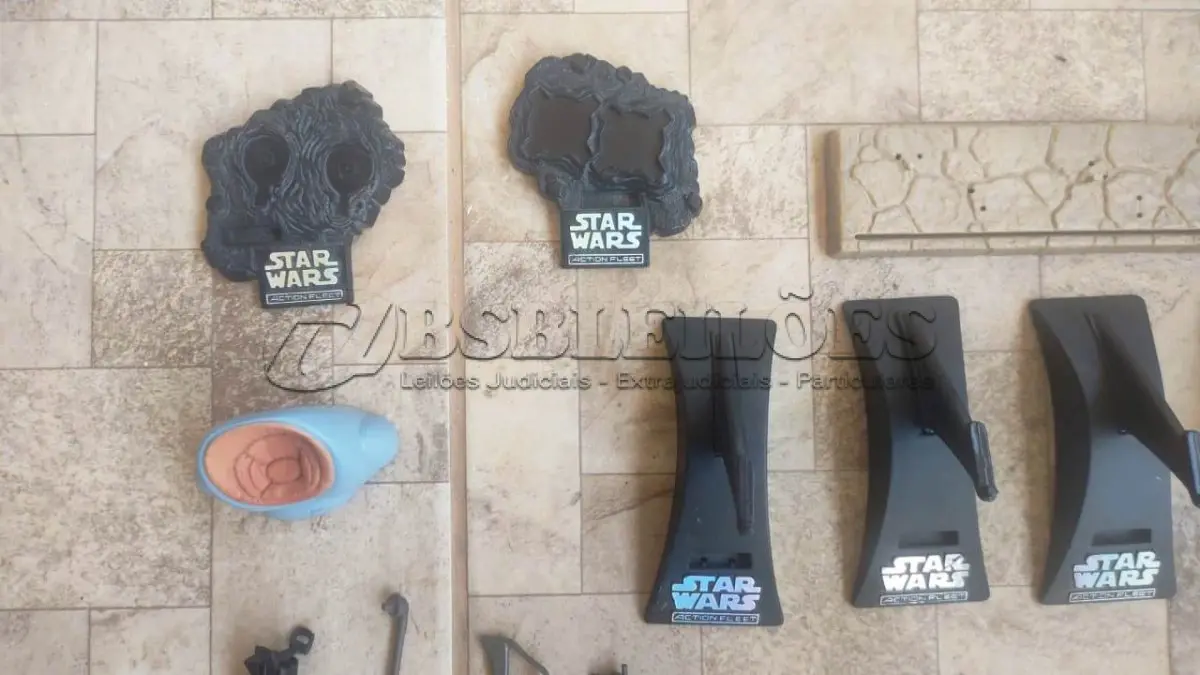 LOTE 350 - 01 LOTE COM ARMINHAS E SUPORTES PARA COLEÇOES STARS WARS. (NO ESTADO) ATENÇÃO! FAZER A VISITAÇÃO ANTES DE ARREMATAR, NÃO SABEMOS SE FUNCIONA, LEILÃO NÃO TEM GARANTIA E NEM DEVOLUÇÃO, SUJEITO A POSSÍVEIS AVARIAS VISÍVEIS/OCULTAS E/OU AUSÊNCIA DE COMPONENTES.
